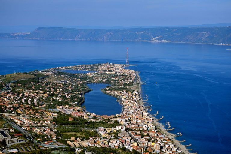 Messina - Panoramiche aeree sullo Stretto di Messina, Capo Peloro, dove dovrebbe sorgere il Ponte sullo Stretto